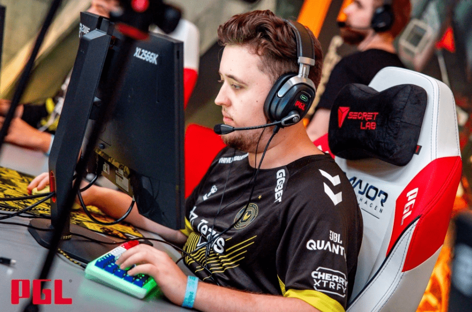 Vitality diseñó una camiseta con toda la colección de logros de ZywOo