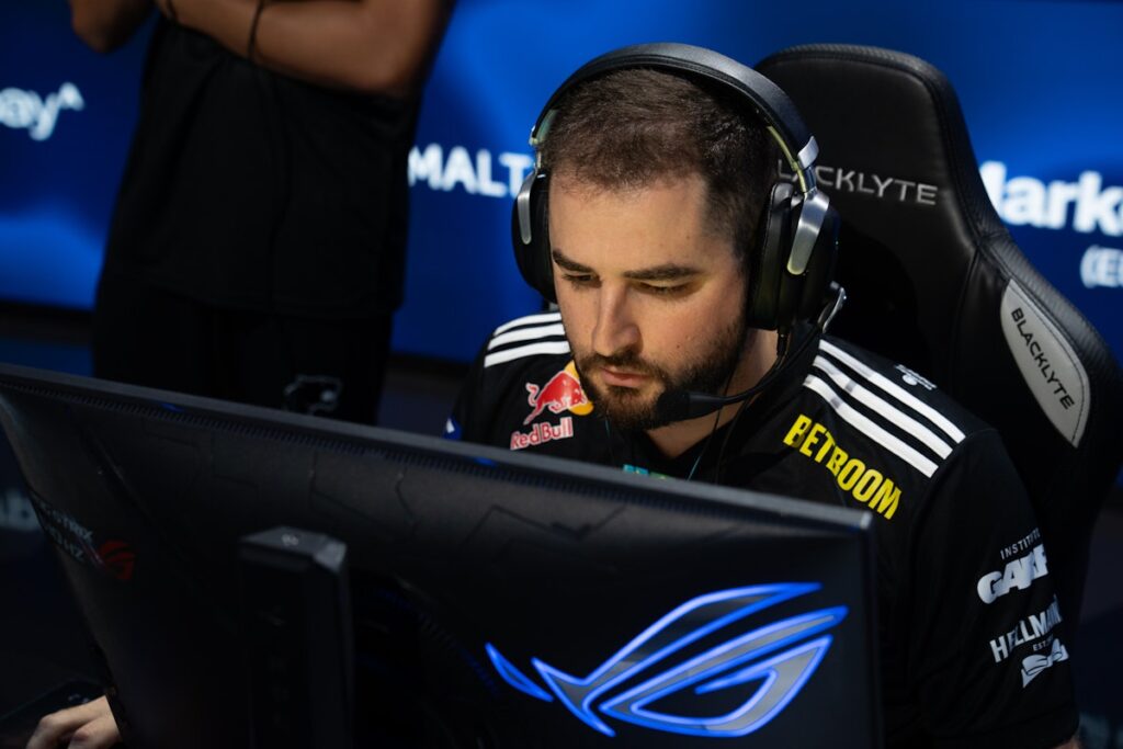 FURIA-spiller, der konkurrerer ved et Counter-Strike-arrangement