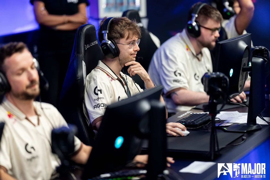 Monte Counter-Strike players at their stations